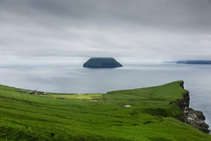 Stora Dimun có nghĩa là đảo lớn, phía xa là đảo nhỏ Litla Dimun không người ở. Ảnh: Magnus Nilsson.