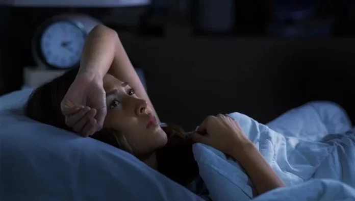 Thức giấc giữa đêm và khó ngủ lại là vấn đề của nhiều người. Ảnh: Healthline